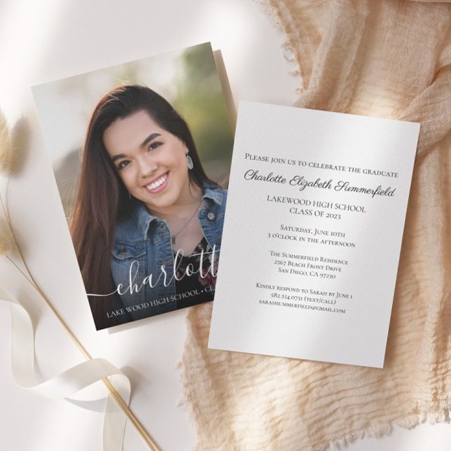 Invitación simple de graduación de fotos con guión (Subido por el creador)