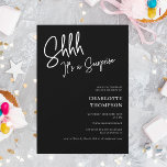 Invitación simple foto moderna de color blanco negro sorpresa<br><div class="desc">¡Qué sorpresa! Elegante blanco simple y moderno sobre foto negra Sweet 16</div>