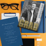 Invitación Simple Gold GRAD Overlay Partido de Graduación Mod<br><div class="desc">Simple Gold GRAD Bold Overlay, Moderna Invitación de Graduación de Fotos / Tarjeta de Invitación de Fiesta. Este es un diseño de doble cara. Los detalles del fiesta están en la parte posterior de la tarjeta. La mayoría de los elementos de diseño son móviles y editables. El fondo base de...</div>