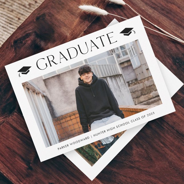 Invitación Simple graduación de 2 fotos (Simple black and white cap photo graduation invitations.)