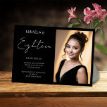 Invitación Simple Lady Debutante Black 18th Birthday<br><div class="desc">Celebra tu día especial o el día especial de tu ser querido con esta elegante invitación de 18 años! Con un simple texto "Dieciocho" sobre un fondo negro, este diseño añade un toque de sofisticación, perfecto para marcar este hito. Ideal para debutantes, quinceañeras y dulces dieciséis fiestas, esta invitación capta...</div>