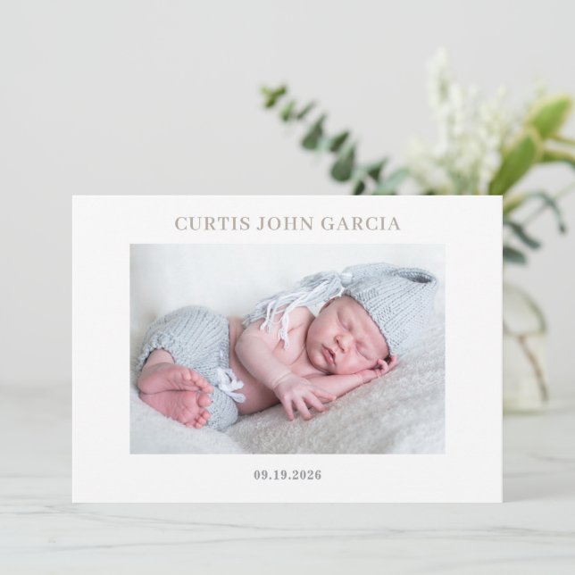Invitación Simple Minimal Taupe Photo Baby Announcement Card (Anverso de pie)