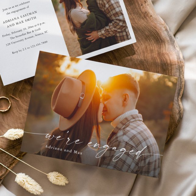 Invitación Simple Script 2 Compromiso de Boda Foto (Elegant Handwritten Script 2 Photo Engagement Photo Announcement Invitation.)