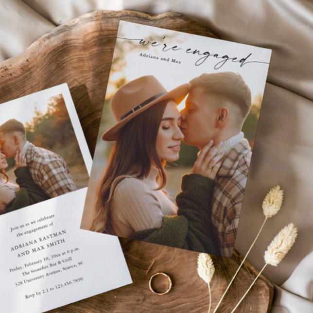 Invitación Simple Script 2 Foto de Compromiso de Boda (Elegant Handwritten Script 2 Photo Engagement Photo Announcement Invitation.)