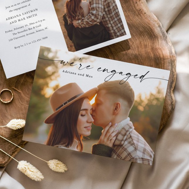 Invitación Simple Script 2 Fotos Compromiso de Boda (Elegant Handwritten Script 2 Photo Engagement Photo Announcement Invitation.)