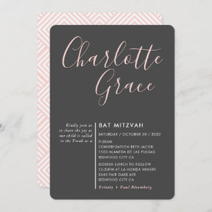 Invitación SIMPLE SCRIPT moderno Bat Mitzvah gris oscuro rosa