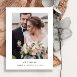 Invitación simple y elegante de Boda de textos y f<br><div class="desc">Estas postales de invitación de boda minimalistas y elegantes en blanco y negro presentan un texto negro moderno que dice "nos fugamos",  en un fondo blanco limpio,  con tu foto personal. Un estilo sencillo y elegante para anunciar tu salida o que acabas de casarte.</div>