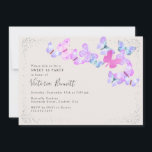 Invitación Skies de mariposa Plata rosa Confetti dulce 16<br><div class="desc">Elegante y femenina dulce invitación 16 con mariposas acuarelas y confeti plateado. Este diseño delicado tiene una paleta de colores bonito en tonos lila rosa y violeta sobre un fondo de crema de champán. Toda la redacción es editable y también puede cambiar el color de fondo si lo desea. Sencillo...</div>