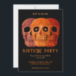 Invitación Skull Funny Naranja Gothic Birthday Descansa en pa<br><div class="desc">Cabeza de cráneo graciosa naranja gótico estilo arte pop negro Halloween Fiesta de cumpleaños RIP a sus 20 invitaciones de tarjetas planas. Divertido,  espeluznante 30 cumpleaños. Tres cráneos diseñados con ojos de googly. Moderno,  único,  temible,  de inspiración moderna. Derechos de imagen de Marg Seregelyi Photography.</div>