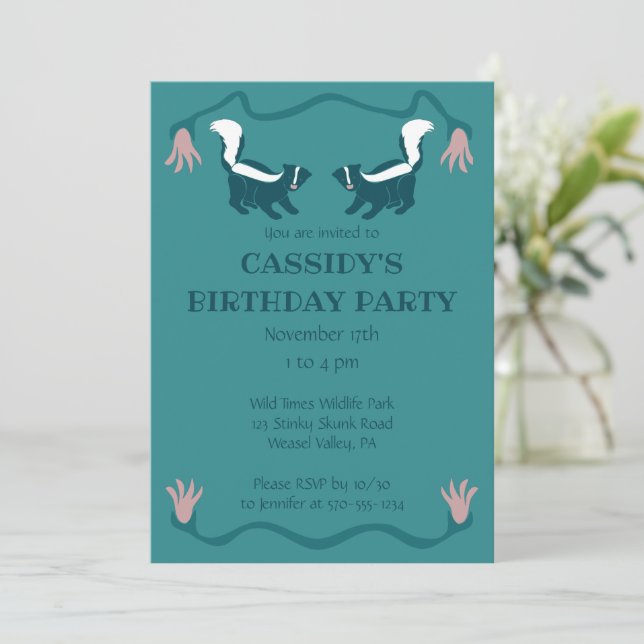 Invitación Skunks y flores: fiesta de cumpleaños verde oscuro (Anverso de pie)