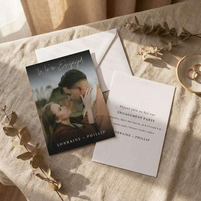 Invitación Sleek Dark Gradient Invitamos a la fotografía (Sleek Dark Gradient We’re Engaged Photo Invite.)