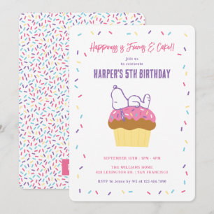 Invitación Snoopy juguetón en pastelito y confeti de cumpleañ