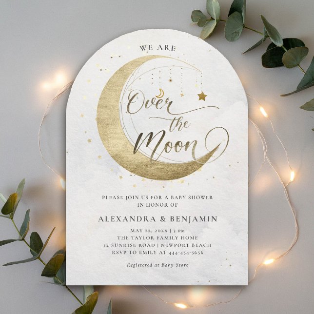 Invitación Sobre la luna de oro estrellas Baby Shower del cie (over the moon baby shower invitation arch white sky gold stars mobile celestial astrology twinkle)