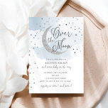 Invitación Sobre la luna de plata estrellas Baby Shower azul<br><div class="desc">Esta hermosa invitación incluye un diseño simple de luna y estrellas y un encabezado de guión. Personalizar el texto del formulario de plantilla. Seleccione la opción a personalizar para cambiar el estilo,  color y tamaño del tipo de letra.</div>