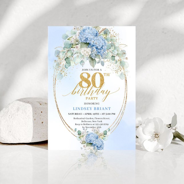 Invitación Sofisticado Cumpleaños 80 Chic Floral Azul Polvori (Sophisticated Dusty Blue Floral 80th Birthday Invite)