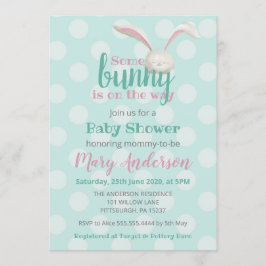 Invitación Somebunny está en camino, conejito en puntos de po