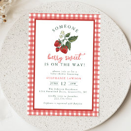 Invitación Someone Berry Sweet Gingham Baby Shower Invitation