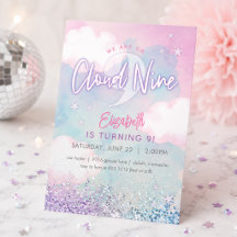 Soñadora Femenina En La Nube Nueve 9 Cumpleaños 