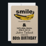 Invitación Sonrisa es buena para la salud 80th Birthday Party<br><div class="desc">Arte gráfico: Banana orientada a formar una sonrisa texto pequeño entre corchetes: (es bueno para la salud). Perfecto para cualquiera que siga sonriendo año tras año. Diseño de la invitación con tarjetas planas redondeadas con textos para la 80ª fiesta de cumpleaños a personalizar. Puede cambiar fácilmente el texto (fuente, color,...</div>