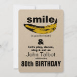 Invitación Sonrisa es buena para la salud 80th Birthday Party<br><div class="desc">Arte gráfico: Banana orientada a formar una sonrisa texto pequeño entre corchetes: (es bueno para la salud). Perfecto para cualquiera que siga sonriendo año tras año. Diseño de la invitación con tarjetas planas redondeadas con textos para la 80ª fiesta de cumpleaños a personalizar. Puede cambiar fácilmente el texto (fuente, color,...</div>
