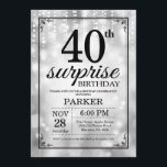 Invitación Sorprenda el 40.o purpurina de la plata de la<br><div class="desc">Sorprenda la 40.a invitación del cumpleaños con las luces de plata de la secuencia con los antecedentes de plata del purpurina. Platee el cumpleaños. Cumpleaños adulto. Los hombres o las mujeres Bday invitan. décimotercero décimo quinto décimosexto décimo octavo vigésimo 21ro trigésimo 40.o 50.o 60.o 70.o 80.o 90.o 100o, cualquier edad....</div>