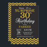 Invitación Sorprenda trigésimo Chevron negro y amarillo del<br><div class="desc">Sorprenda la trigésima invitación del cumpleaños con Chevron negro y amarillo. Pizarra. Cumpleaños adulto. El hombre o las mujeres Bday invita. Para el arreglo para requisitos particulares adicional,  haga clic por favor el "personalizar él" botón y utilice nuestra herramienta de diseño para modificar esta plantilla.</div>