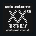 Invitación SORPRENDENTE Año blanco del Personalizado del part<br><div class="desc">Este diseño contemporáneo es una manera divertida de invitar a la gente a una celebración de cumpleaños SURPRISE de año personalizado. ¡Añada el año de cumpleaños y los detalles del fiesta! Todo el texto es personalizable. Puede experimentar con diferentes tipos de papel haciendo clic en la pestaña "Opciones de invitación"...</div>