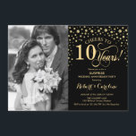Invitación Sorpresa 10º Aniversario con Foto Negro Oro<br><div class="desc">Sorpresa Invitación 10º Aniversario de Boda con Foto. Diseño elegante en negro y dorado con letra cursiva y confeti. Se puede personalizar para mostrar cualquier año de matrimonio. ¡Salud por 10 años!</div>