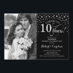 Invitación Sorpresa 10º Aniversario con Foto Negro Plata<br><div class="desc">Sorpresa Invitación 10º Aniversario de Boda con Foto. Diseño elegante en negro y plata con letra cursiva y confeti. Se puede personalizar para mostrar cualquier año de casados. ¡Salud por 10 años!</div>
