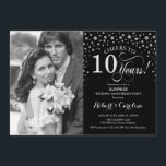 Invitación Sorpresa 10º Aniversario con Foto Negro Plata<br><div class="desc">Sorpresa Invitación 10º Aniversario de Boda con Foto. Diseño elegante en negro y plata con letra cursiva y confeti. Se puede personalizar para mostrar cualquier año de casados. ¡Salud por 10 años!</div>