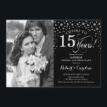 Invitación Sorpresa 15º Aniversario con Foto Negro Plata<br><div class="desc">Sorpresa Invitación 15º Aniversario de Boda con Foto. Diseño elegante en negro y plata con letra cursiva y confeti. Se puede personalizar para mostrar cualquier año de matrimonio. ¡Salud por 15 años!</div>