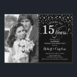 Invitación Sorpresa 15º Aniversario con Foto Negro Plata<br><div class="desc">Sorpresa Invitación 15º Aniversario de Boda con Foto. Diseño elegante en negro y plata con letra cursiva y confeti. Se puede personalizar para mostrar cualquier año de matrimonio. ¡Salud por 15 años!</div>
