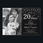 Invitación Sorpresa 20 Aniversario con Foto Negro Plata<br><div class="desc">Sorpresa Invitación de Aniversario de Bodas 20 con Foto. Diseño elegante en negro y plata con letra cursiva y confeti. Se puede personalizar para mostrar cualquier año de matrimonio. ¡Salud por 20 años!</div>