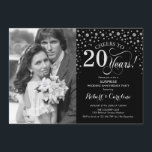 Invitación Sorpresa 20 Aniversario con Foto Negro Plata<br><div class="desc">Sorpresa Invitación de Aniversario de Bodas 20 con Foto. Diseño elegante en negro y plata con letra cursiva y confeti. Se puede personalizar para mostrar cualquier año de matrimonio. ¡Salud por 20 años!</div>
