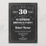 Invitación Sorpresa 30 cumpleaños - Chalkboard<br><div class="desc">Sorpresa Invitación a los 30 Años Elegante diseño retro de pizarra en blanco y negro. ¡Salud a 30 años!</div>