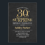 Invitación Sorpresa 30 Fiesta de cumpleaños - Negro de oro<br><div class="desc">Invitación a la celebración de cumpleaños número 30 de una sorpresa rústica. Elegante diseño elegante con pizarra negra y un patrón de oro purpurina falso. Presenta una fuente de script elegante. Mándame un mensaje si necesitas más personalización.</div>