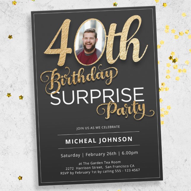 Invitación Sorpresa 40.º cumpleaños Personalizado negro de or (Mockup View)
