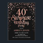 Invitación Sorpresa 40.º Fiesta de cumpleaños - Oro negro y R<br><div class="desc">Sorpresa 40.ª Invitación a la fiesta de cumpleaños. Elegante diseño en oro rosa negro y falso purpurina. Presenta un diseño elegante de tipo de letra y letra de guión. Mándame un mensaje si necesitas edad personalizado.</div>