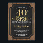 Invitación Sorpresa 40.º Fiesta de cumpleaños - Wood Gold<br><div class="desc">Invitación a la celebración del 40 cumpleaños de Rustic Surprise. Elegante y elegante diseño en tonos dorados negros y falsos purpurinas y madera marrón oscura. Presenta una fuente de script elegante. Mándame un mensaje si necesitas más personalización</div>