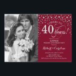 Invitación Sorpresa 40 Aniversario con Foto Rojo Plata<br><div class="desc">Invitación de Sorpresa 40 Aniversario de Boda con Foto. Diseño elegante en rojo rubí y plata con letra script y confeti. Se puede personalizar para mostrar cualquier año de casados. ¡Salud por 40 años!</div>