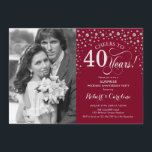 Invitación Sorpresa 40 Aniversario con Foto Rojo Plata<br><div class="desc">Invitación de Sorpresa 40 Aniversario de Boda con Foto. Diseño elegante en rojo rubí y plata con letra script y confeti. Se puede personalizar para mostrar cualquier año de casados. ¡Salud por 40 años!</div>