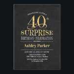 Invitación Sorpresa 40 Fiesta de cumpleaños - Negro de oro<br><div class="desc">Invitación a la celebración del 40 cumpleaños de Rustic Surprise. Elegante diseño elegante con pizarra negra y un patrón de oro purpurina falso. Presenta una fuente de script elegante. Mándame un mensaje si necesitas más personalización.</div>