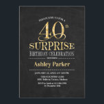 Invitación Sorpresa 40 Fiesta de cumpleaños - Negro de oro<br><div class="desc">Invitación a la celebración del 40 cumpleaños de Rustic Surprise. Elegante diseño elegante con pizarra negra y un patrón de oro purpurina falso. Presenta una fuente de script elegante. Mándame un mensaje si necesitas más personalización.</div>