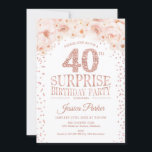 Invitación Sorpresa 40 Fiesta de cumpleaños - Oro rosa blanco<br><div class="desc">Sorpresa 40 cumpleaños invitación a las mujeres. Elegante carta de invitación floral en blanco,  rosa rubor y oro rosa purpurina falso. Incluye tipografía y letras de diamante. Perfecto para una celebración sorpresa de cumpleaños adulto.</div>