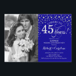 Invitación Sorpresa 45° aniversario con foto de plata azul<br><div class="desc">Sorpresa 45° aniversario Boda Invitación con foto. Elegante diseño en azul real y plata zafiro con letra de guión y confeti. Se puede personalizar para mostrar cualquier año de matrimonio. ¡Salud a 45 años!</div>