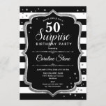 Invitación Sorpresa 50 cumpleaños - Plata blanca negra<br><div class="desc">Sorpresa Invitación a los 50 Años. Diseño elegante con rayas en blanco y negro,  fuente de guión y plata purpurina. Perfecto para una elegante fiesta de cumpleaños. Se puede personalizar para mostrar cualquier edad. Mándame un mensaje si necesitas más personalización.</div>