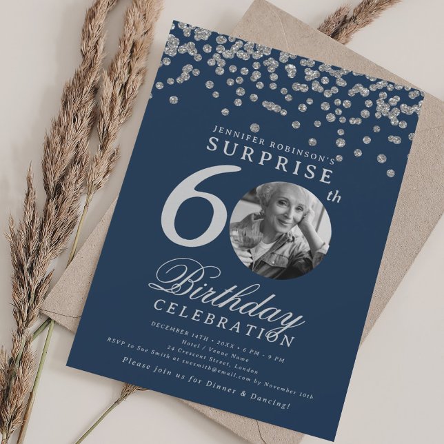 Invitación SORPRESA 60º cumpleaños Confetti de plata azul (SURPRISE 60th Birthday Silver Confetti Navy Blue Invitation)