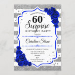 Invitación Sorpresa 60 cumpleaños - Azul real blanco plateado<br><div class="desc">Sorpresa Invitación a los 60 Años. Diseño azul real y blanco femenino con una falsa plata purpurina. Cuenta con rayas,  rosas azules de zafiro,  fuente de guión y confeti. Perfecto para una elegante fiesta de cumpleaños. Se puede personalizar para mostrar cualquier edad. Mándame un mensaje si necesitas más personalización.</div>