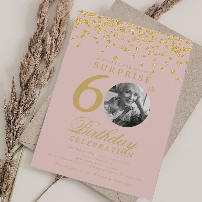 Invitación SORPRESA 60 cumpleaños Confetti de oro rosa (SURPRISE 60th Birthday Gold Confetti Blush Pink Invitation)