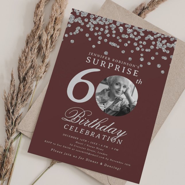Invitación SORPRESA 60 cumpleaños Confetti de plata borgoña (SURPRISE 60th Birthday Silver Confetti Burgundy Invitation)